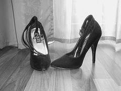Elsa's friend high heels shoes  -  B & W - Janvier 2009