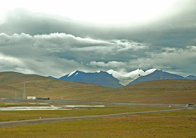 Reach the Tanggula Mountain Pass 5,231 Meters