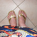 Avec autorisation / Les Pieds sexy de mon amie Chris - Couleurs estivales et sandales dorées.