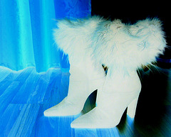 Elsa's friend fur high-heeled boots .  January 2009.   Effet de négatif