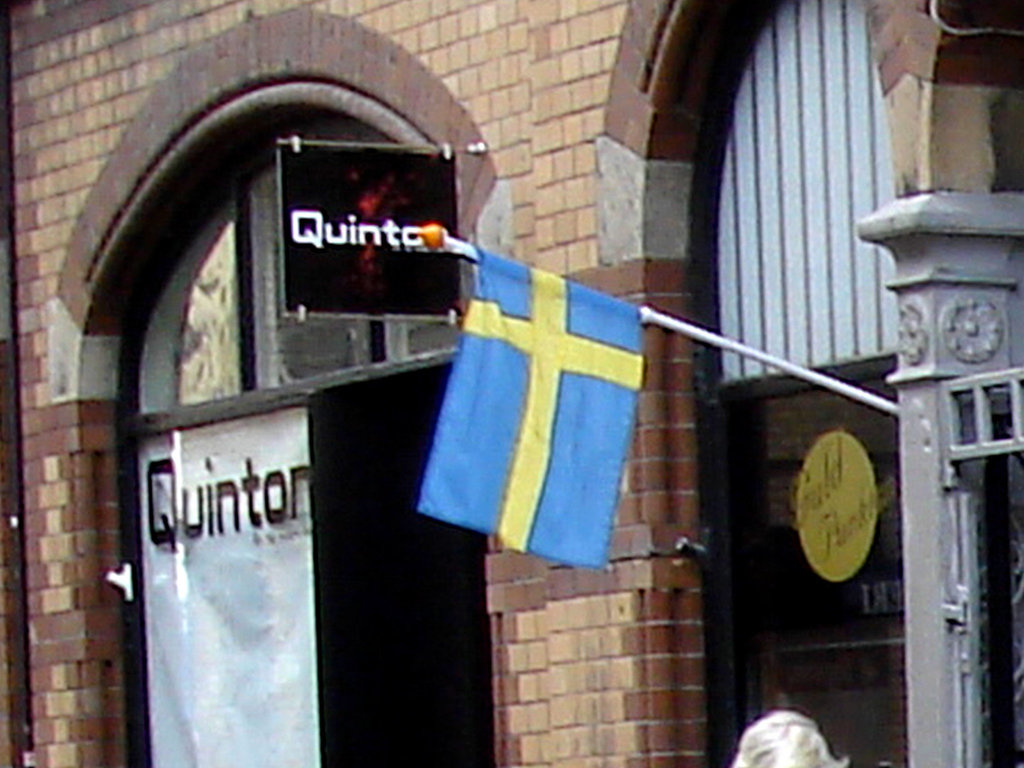 Façade et drapeau / Quinton flag façade.