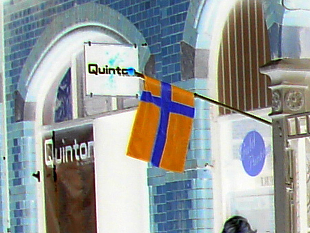 Façade et drapeau - Quinton flag façade  /   Helsingborg - Suède 3 Sweden.   22 octobre 2008-  Effet de négatif