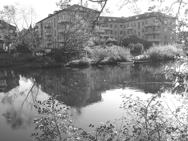 Apartments building and rowboat by the river /  Édifice à appartements avec chaloupe et canards -  Ängelholm / Suède.  23 octobre 2008 -  B & W