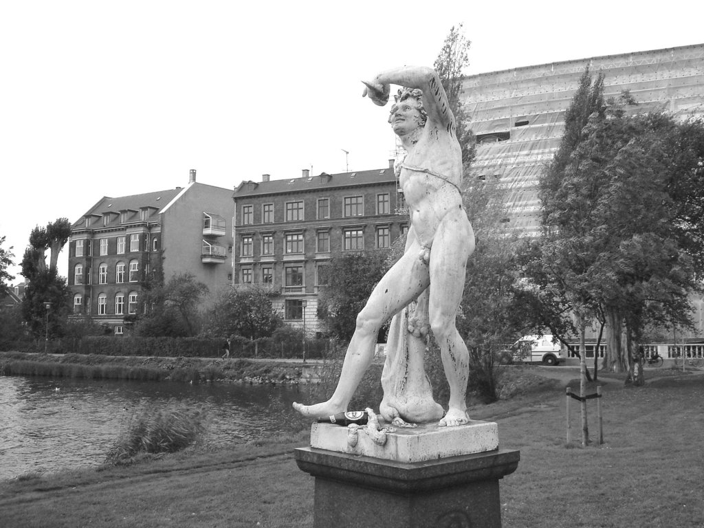 Exhibitionnisme statuaire / Statuary exhibitionist - Copenhagen, Denmark .20 octobre 2008 - N & B