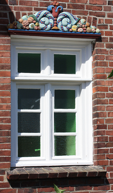 Fenster mit geschnitzter, bemalter Holzverzierung von 1915