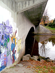 Pont avec reflet de rivière et dessins artistiques  / Ängelholm, Suède- 30-10-2007