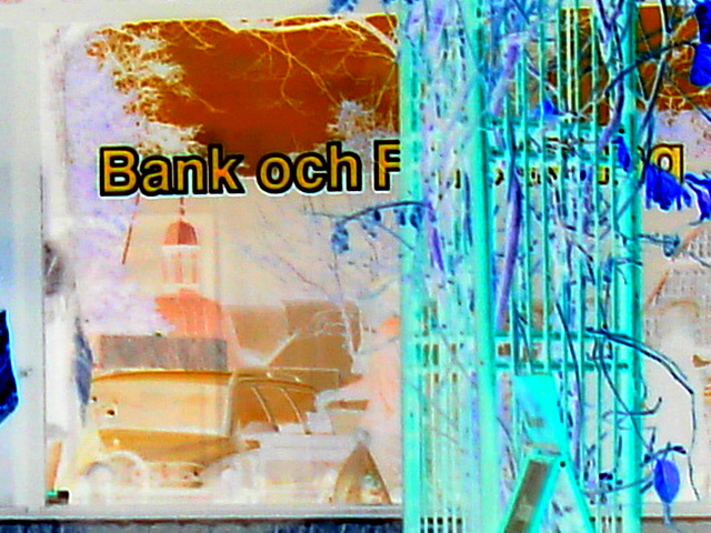Blue bank window reflection /  Réflexion de la banque en bleu -  Ängelholm / Suède.  23 octobre 2008- Effet de négatif + couleurs ravivées