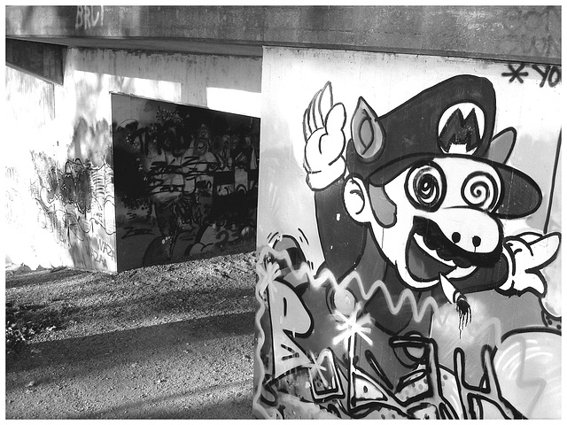 Pont et graffitis " Mario Bros " bridge graffitis  /  Ängelholm - Sweden / Suède - 23 octobre 2008- B & W