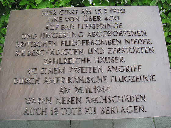 Gedenkplatte an die Bombenangriffe am 15.7.1940 und 26.11.1944