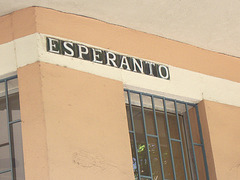 Ĵus alveninte, ni iras viziti la faman straton Esperanto