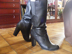 Mon Amie Chris avec permission / Bottes de cuir à talons hauts / High-heeled leather boots.