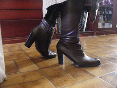 Mon Amie Chris avec permission / Bottes de cuir à talons hauts /  Leather high-heeled boots.