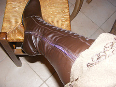 Mon Amie Christiane / Bottes lacées à talons hauts en cuir marron - Brown tied high-heeled boots.