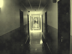 Corridor de l'hôtellerie au troisième étage -  Rooms guest third floor corridor -  Abbaye de St-Benoit-du-lac  /  07-02-2009 - En photo ancienne
