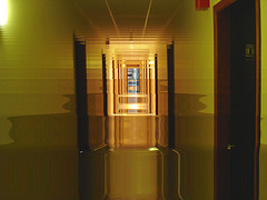 Corridor de l'hôtellerie au troisième étage -  Rooms guest third floor corridor -  Abbaye de St-Benoit-du-lac  /  07-02-2009 -  Effet hallucination nocturne