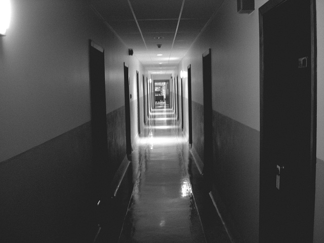 Corridor de l'hôtellerie au troisième étage -  Rooms guest third floor corridor -  Abbaye de St-Benoit-du-lac  /  07-02-2009-  B & W