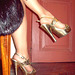Lady Roxy -  Golden dizzy heels and hot legs / Talons hauts dorés et jambes voluptueuses.