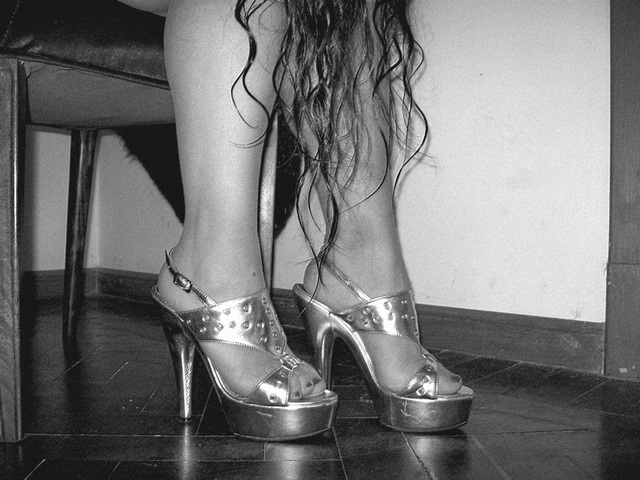 Lady Roxy -  Golden dizzy heels and hot legs /  Talons hauts dorés et jambes voluptueuses.  With / Avec permission- B & W