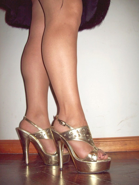 Lady Roxy -  Golden dizzy heels and hot legs /  Talons hauts dorés et jambes voluptueuses