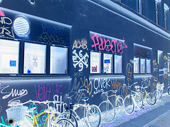 Graffitis Cykler et vélos / Cykler graffitis and bikes -  Copenhague  /   20-10-2008- Photofiltrée en négatif.