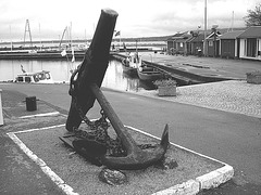 L'ancre de la chance -  Chance anchor -  Port de Båstad /  Suède - Sweden.    21-10-2008 - N & B