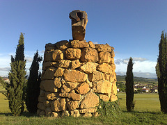 Escultura en Villatuerta (Navarra).