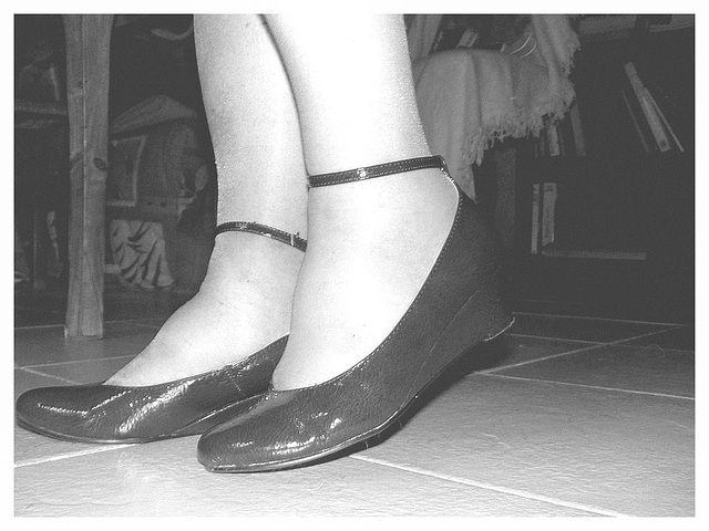 Mon amie Christiane avec permission-  Chaussures d'un bleu Christianien éblouissant ! En noir et blanc