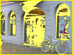 Drop in ! Store façade and bike - Façade de magasin et vélo /  Helsingborg  .  Suède / Sweden.  22 octobre 2008- Au feu !!!!   Fire !!!!