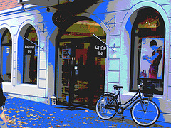 Drop in ! Store façade and bike - Façade de magasin et vélo /  Helsingborg  .  Suède / Sweden.  22 octobre 2008 -  Changement de couleur et postérisation