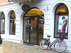 Drop in ! Store façade and bike - Façade de magasin et vélo /  Helsingborg  .  Suède / Sweden.  22 octobre 2008