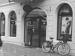 Drop in ! Store façade and bike - Façade de magasin et vélo /  Helsingborg  .  Suède / Sweden.  22 octobre 2008  - N & B