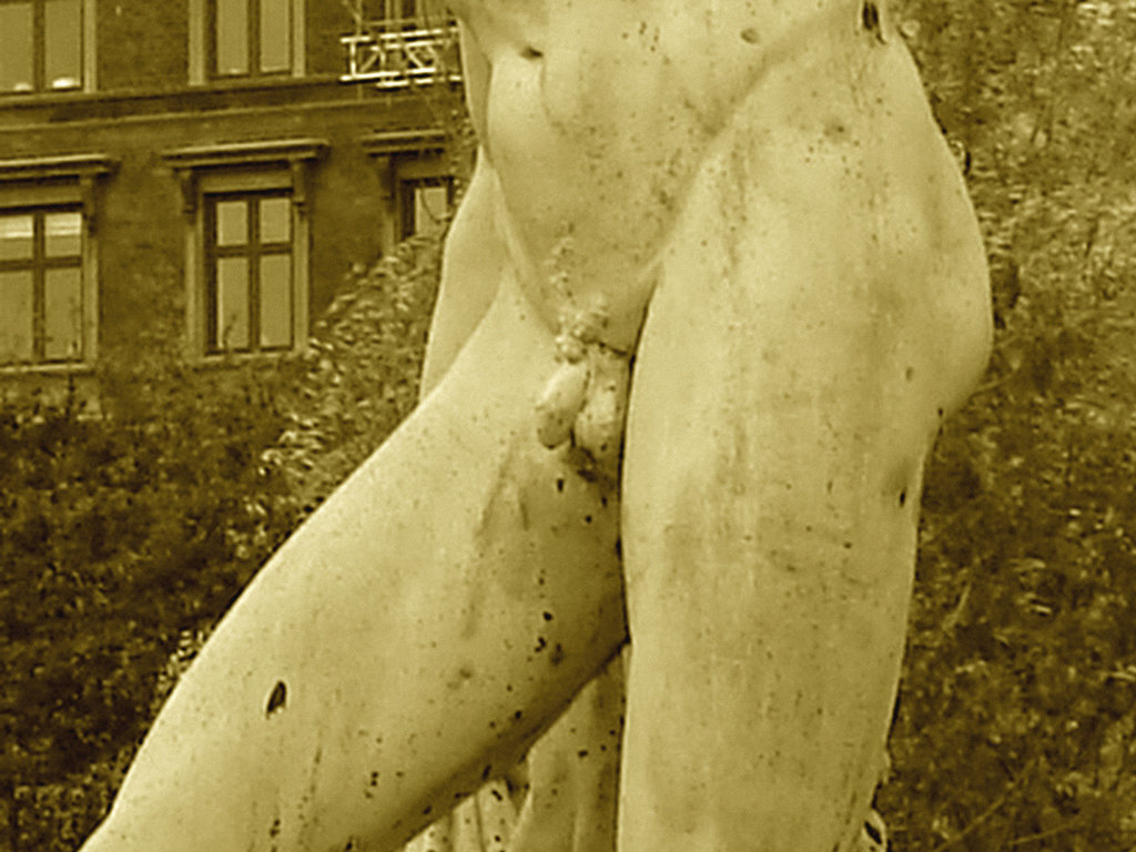 Exhibitionnisme statuaire / Statuary exhibitionist - Sepia