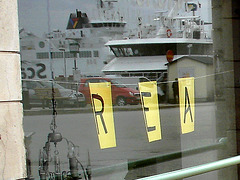 REA.......ou pub reflective / REA store window reflection - Helsingborg / Suède - Sweden.  22 octobre 2008