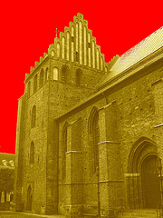 Église de Helsingborg, Suède . 22 octobre 2008 - Sépiatisée avec ciel rouge