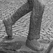 Sculpture d'un joueur de tennis / Tennisman sculpture.  Båstad - JEU DE PIEDS en noir et blanc.