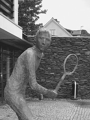 Sculpture d'un joueur de tennis / Tennisman sculpture.  Båstad / Suède - Sweden.  21-10-2008- N & B