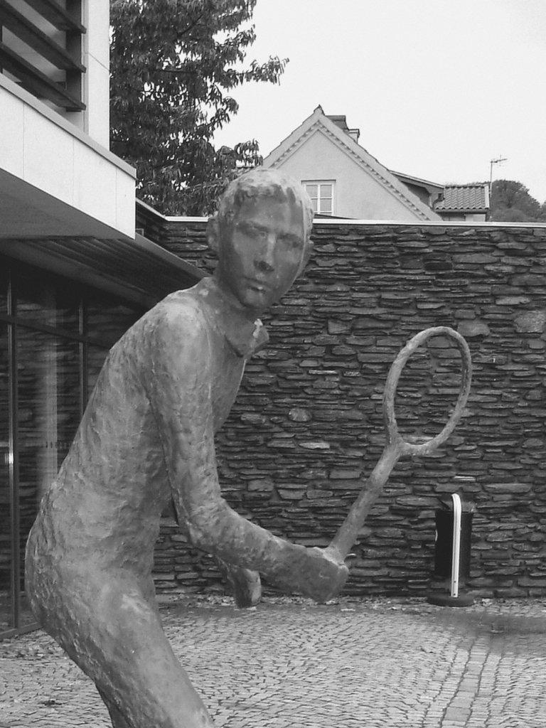 Sculpture d'un joueur de tennis / Tennisman sculpture.  Båstad / Suède - Sweden.  21-10-2008- N & B