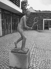 Sculpture d'un joueur de tennis / Tennisman sculpture.  Båstad / Suède - Sweden.  21-10-2008 -  N & B