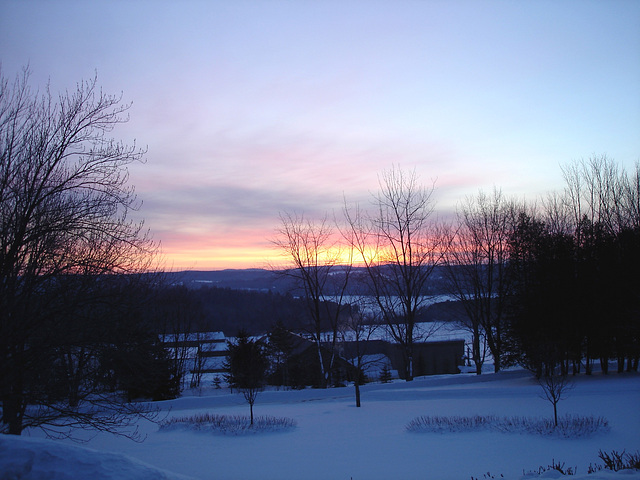 Lever de soleil / Sunrise -  Endroit :  Abbaye de St-Benoit-du-lac au Québec  - 7 février 2009