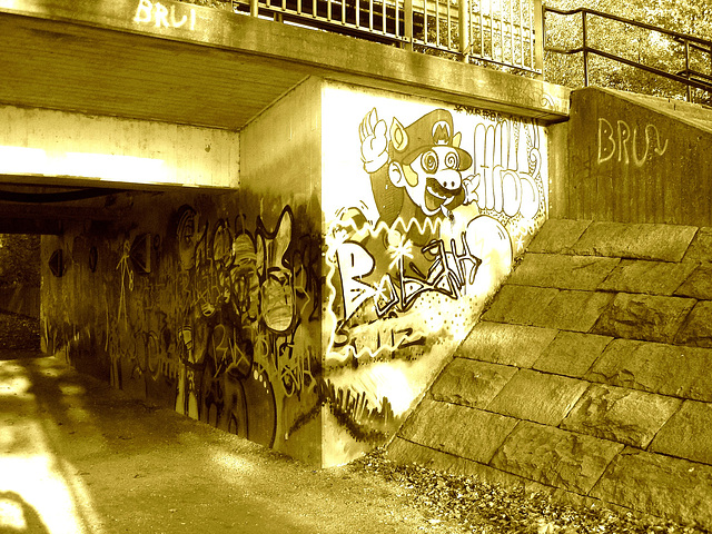 Pont et graffitis " Mario Bros " bridge graffitis  /  Ängelholm - Sweden / Suède - 23 octobre 2008 - Sepia