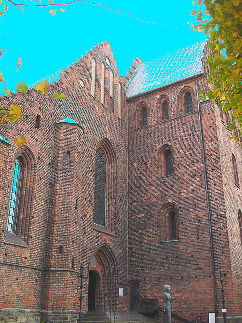 Helsingborg's church / L'église de Helsingborg  -  Suède / Sweden.  22 octobre 2008 -  Ciel bleu photofiltré