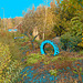 Pneu décoratif parmi la verdure suédoise / Tyre among the swedish  greenery - Båstad  /  Suède - Sweden.   21-10- 2008.  Pneu et ciel bleu