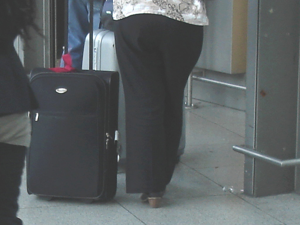 ATM chubby Lady in low chunky heeled shoes /  Charmante Dame dodue au guichet automatique -  Copenhagen airport - 20-10-2008