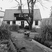 Brouette et maison coquette / Wheelbarrow and cute swedish house - Båstad /  Sweden  - Suède.  21-10-2008  - N & B