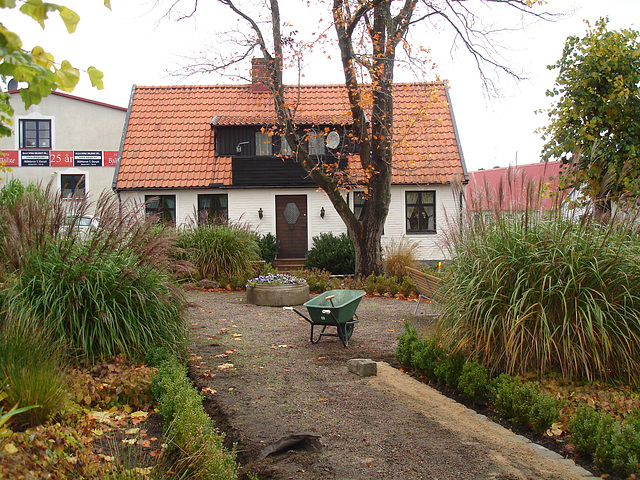 Brouette et maison coquette / Wheelbarrow and cute swedish house - Båstad /  Sweden  - Suède.  21-10-2008