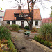 Brouette et maison coquette / Wheelbarrow and cute swedish house - Båstad /  Sweden  - Suède.  21-10-2008