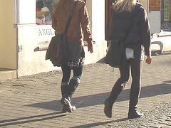 Duo de suédoises en bottes style SS /  Ängla Garn Swedish duo in SS Boots style -  Ängelholm / Suède - Sweden.  23 octobre 2008 - Anonymes /  Anonymous