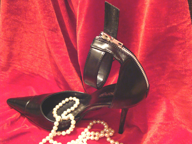 Une fille.....A girl.......Collier et talons hauts !    Necklace and high heels !   With /avec permission.
