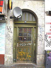 Door number 32 & Graffitis / Porte numéro 32 et graffitis