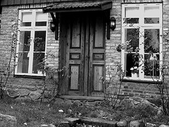 Porte et fenêtres à la façon suédoise /  Door and windows enjoyable view.  Båstad  /  Suède - Sweden.  Octobre 2008  - N & B